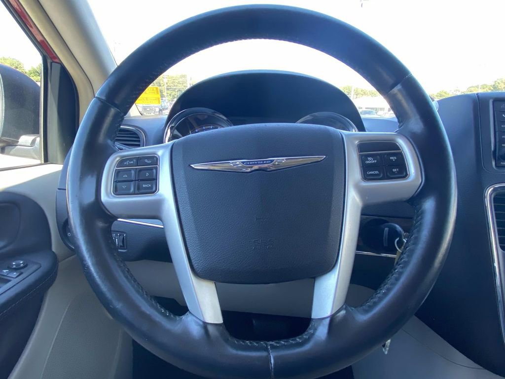 Used 2014 Chrysler Town & Country Touring image 27
