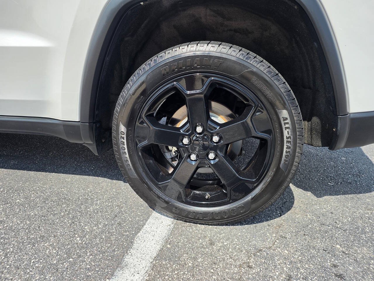 Used 2018 Jeep Grand Cherokee Laredo AWD/4WD image 11
