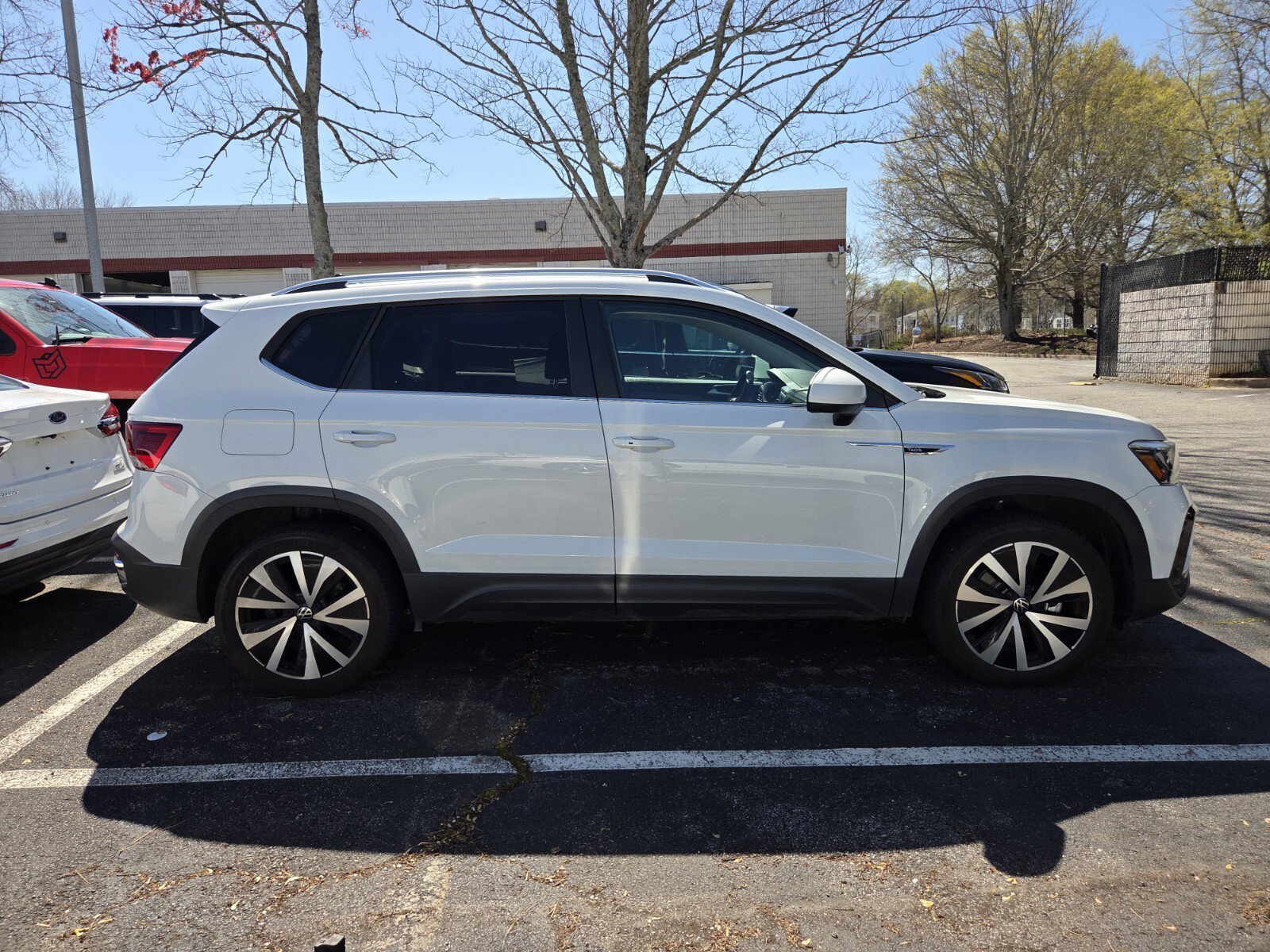 Used 2022 Volkswagen Taos SE image 2