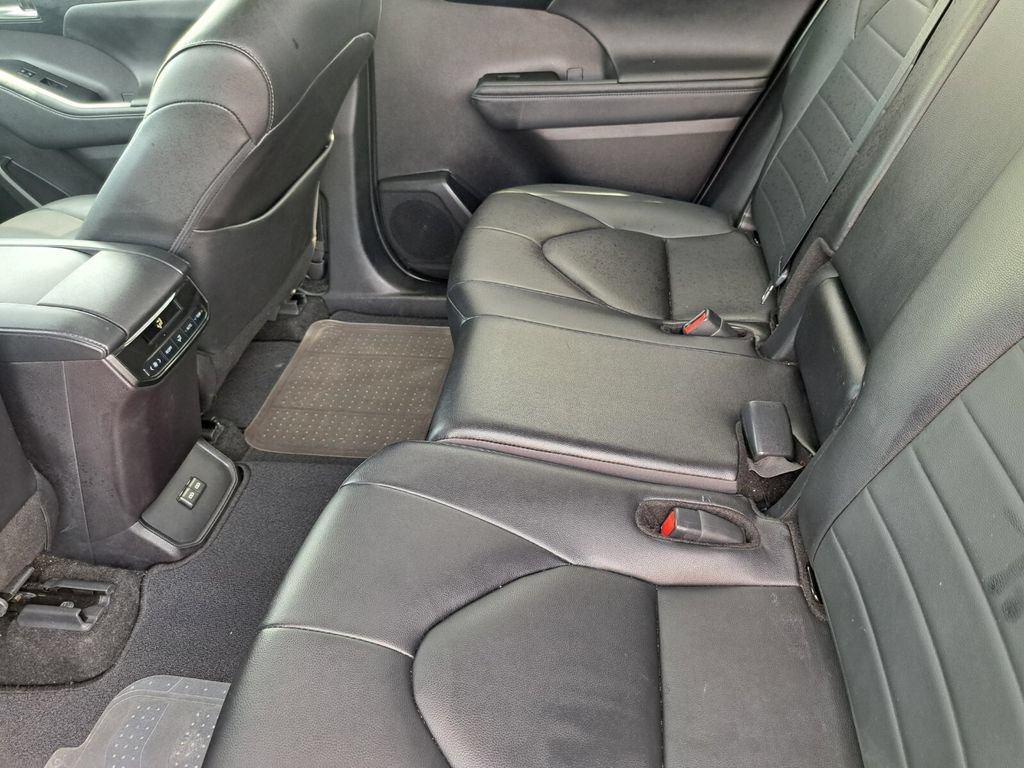 Used 2024 Toyota Highlander XLE FWD image 22