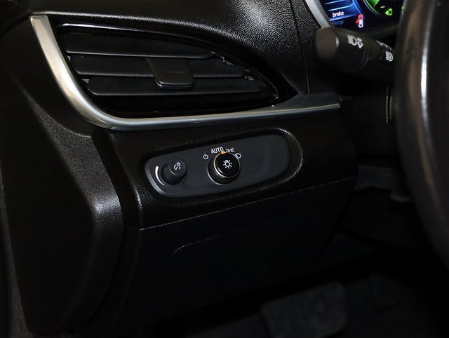 Used 2018 Chevrolet Volt Premier w/ Driver Confidence Package image 26