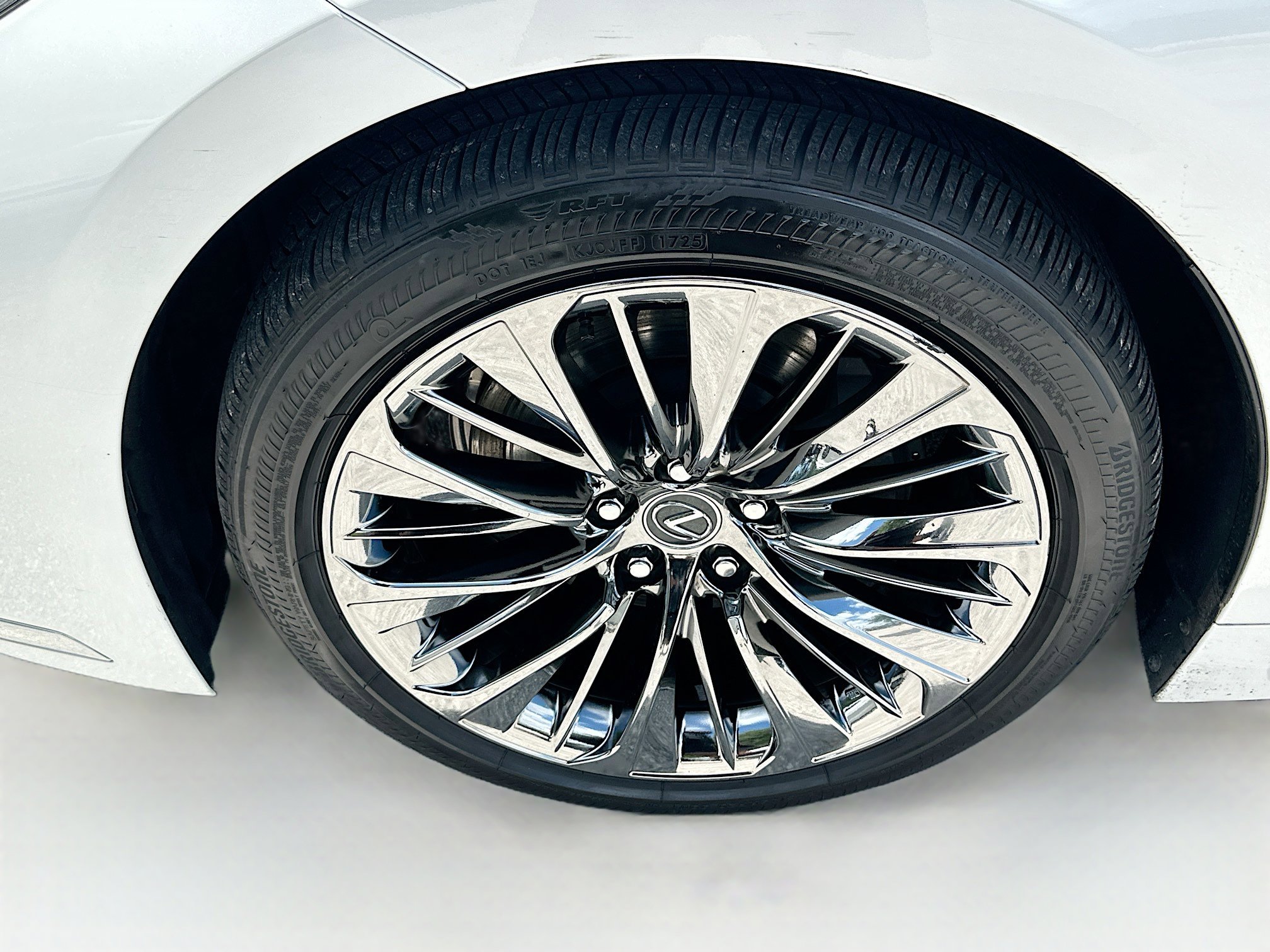 Used 2023 Lexus LS 500 w/ Accessory Package (Z2) RWD image 32