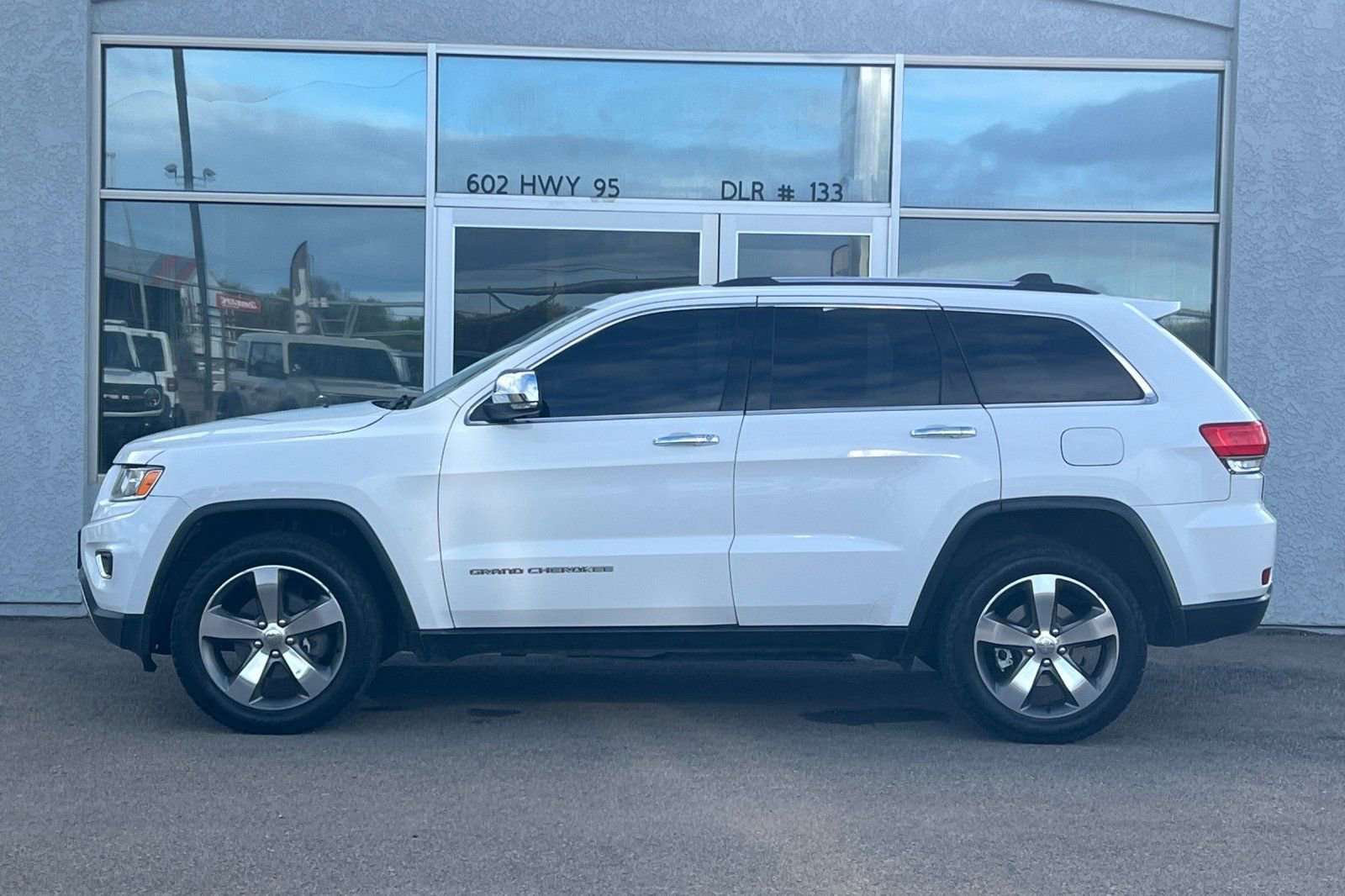 Used 2015 Jeep Grand Cherokee Limited w/ Trailer Tow Group IV image 8