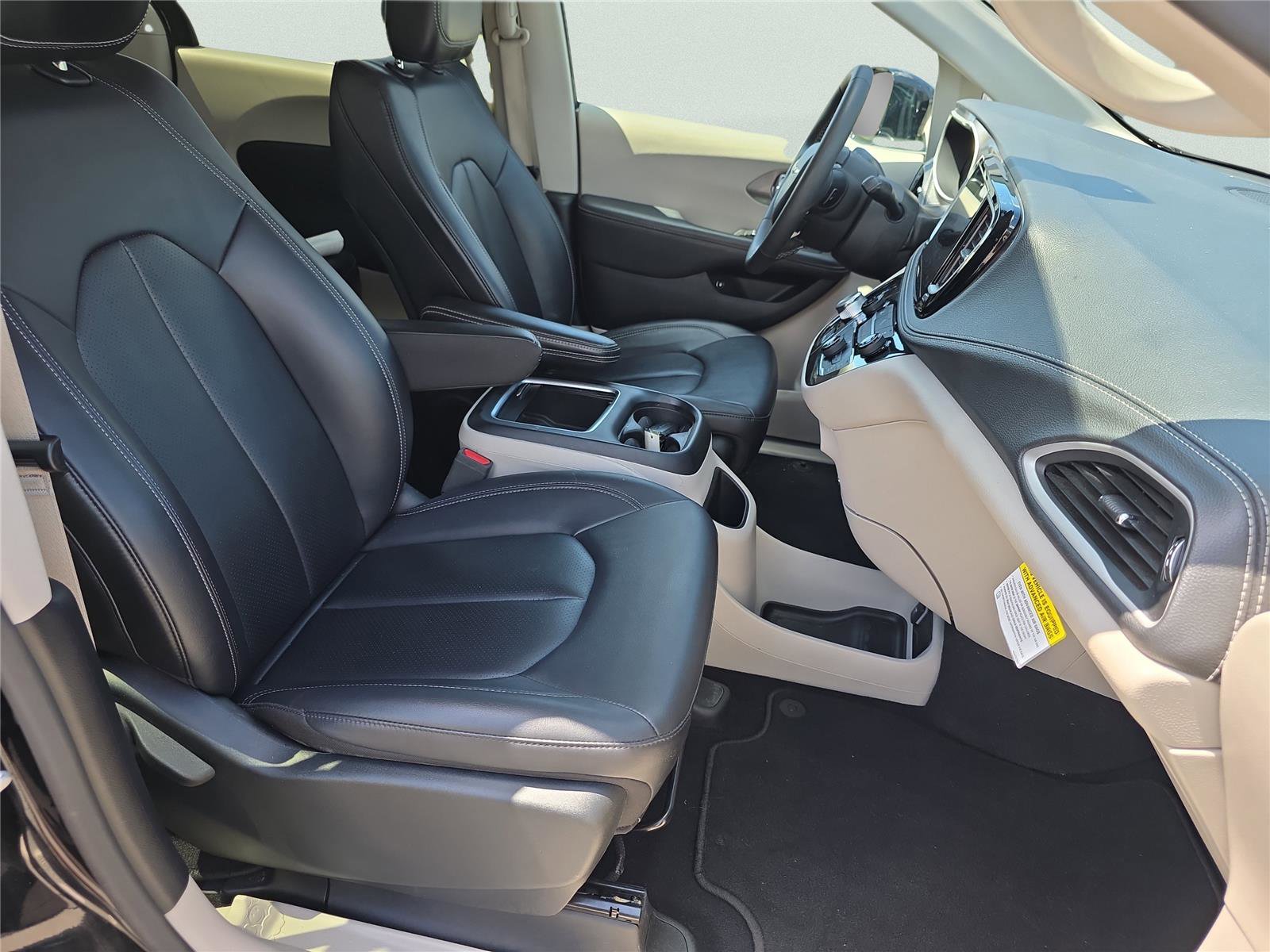 Used 2024 Chrysler Pacifica Select image 12