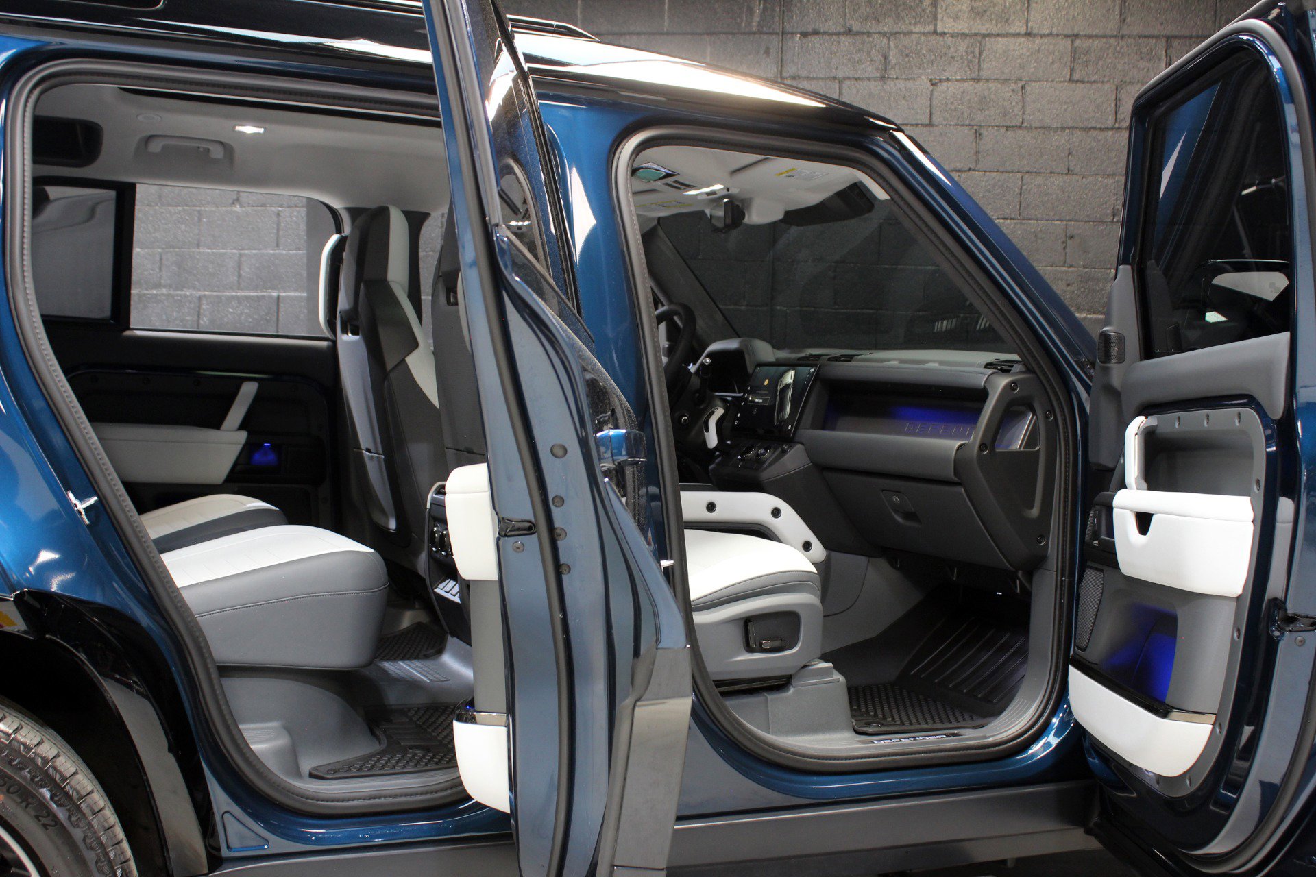 Used 2026 Land Rover Defender 110 image 37