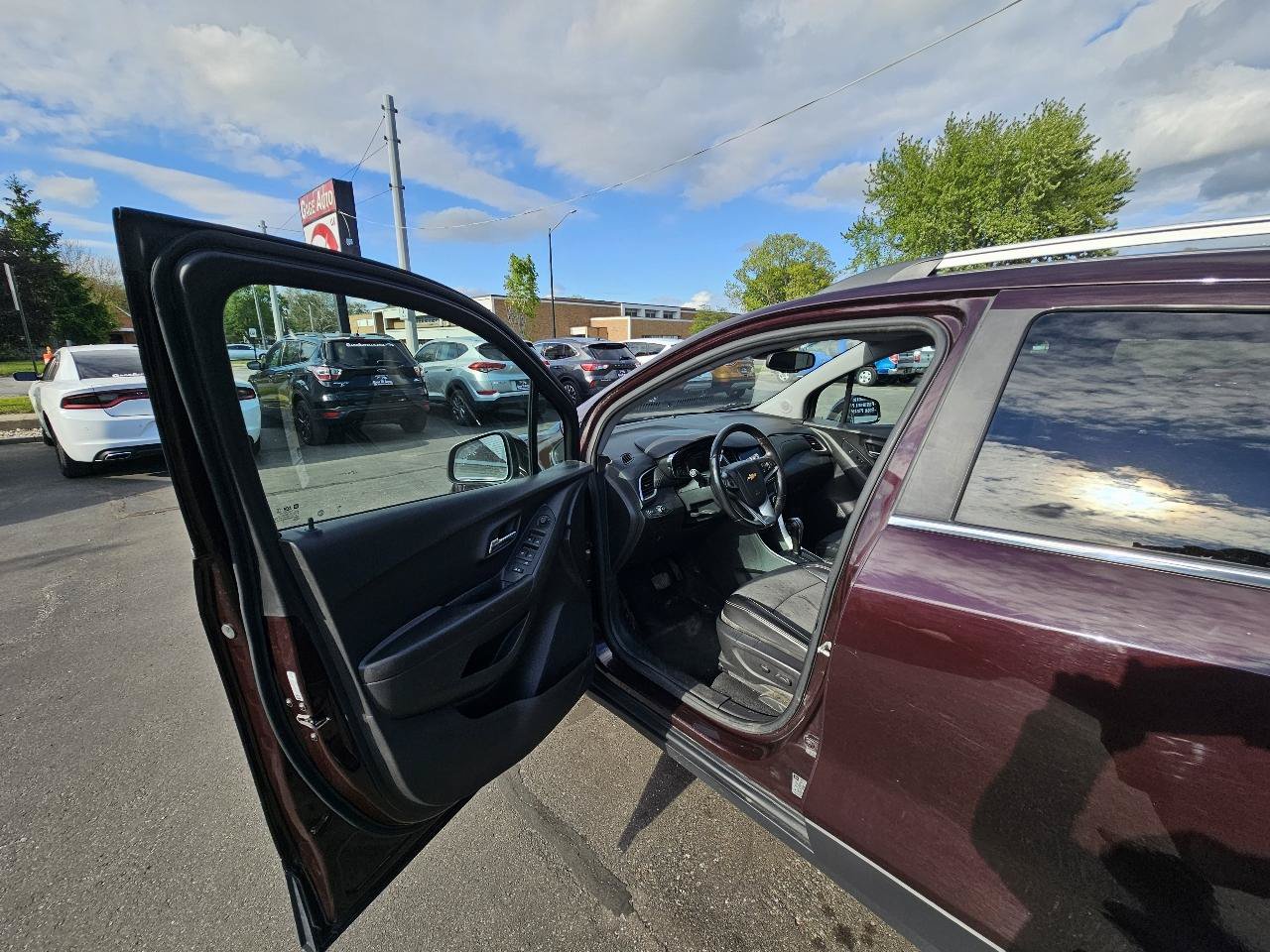 Used 2020 Chevrolet Trax LT w/ LT Convenience Package AWD/4WD image 18