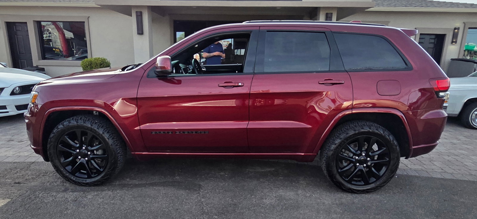 Used 2017 Jeep Grand Cherokee Altitude image 8