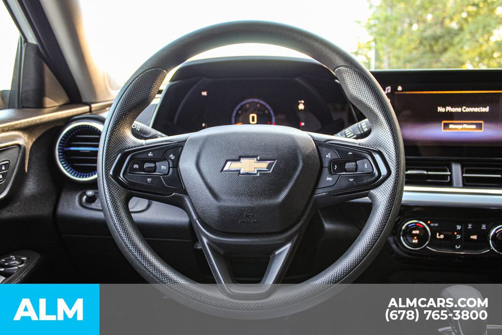 Used 2025 Chevrolet Trax LT FWD image 24
