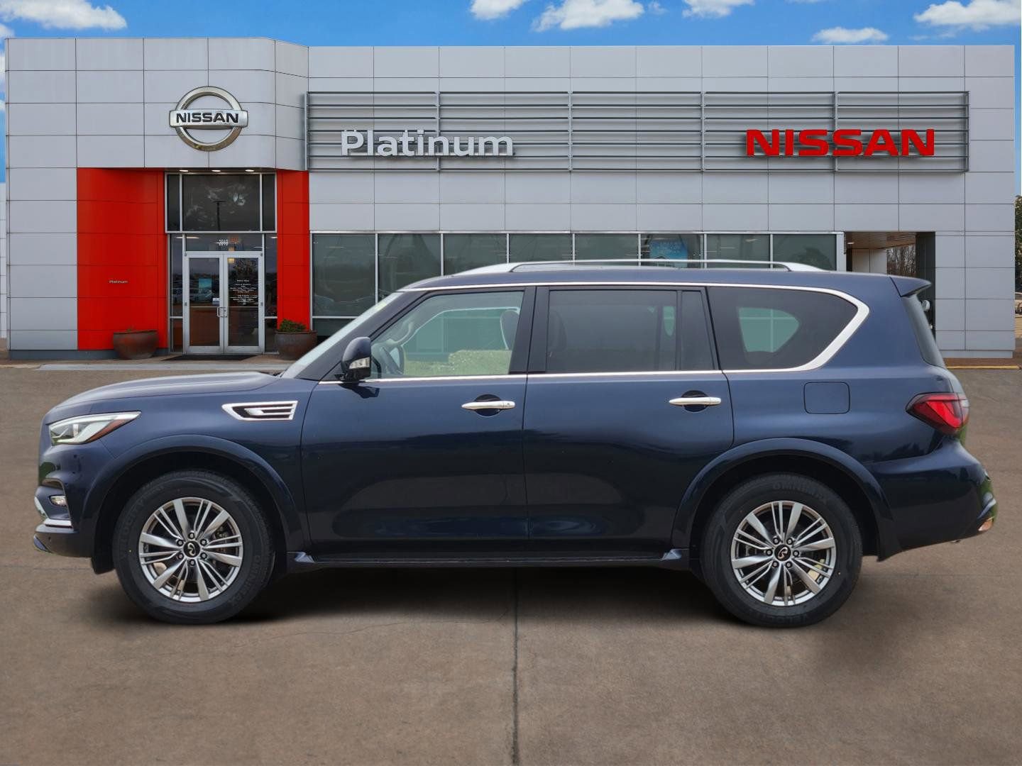 Used 2024 INFINITI QX80 Luxe RWD image 3