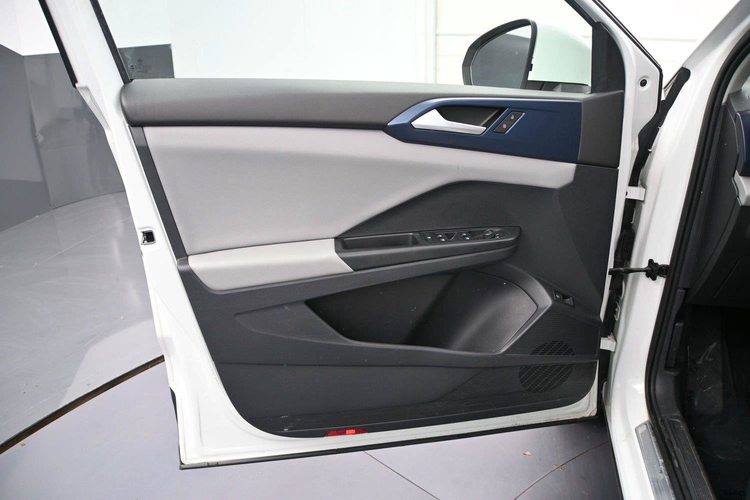 Used 2023 Volkswagen Taos SE w/ Panoramic Sunroof Package FWD image 9