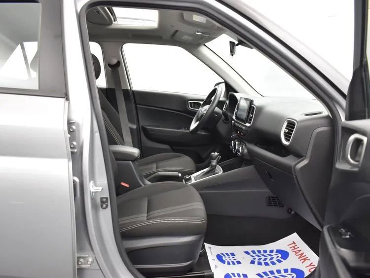 Used 2025 Hyundai Venue SEL FWD image 17