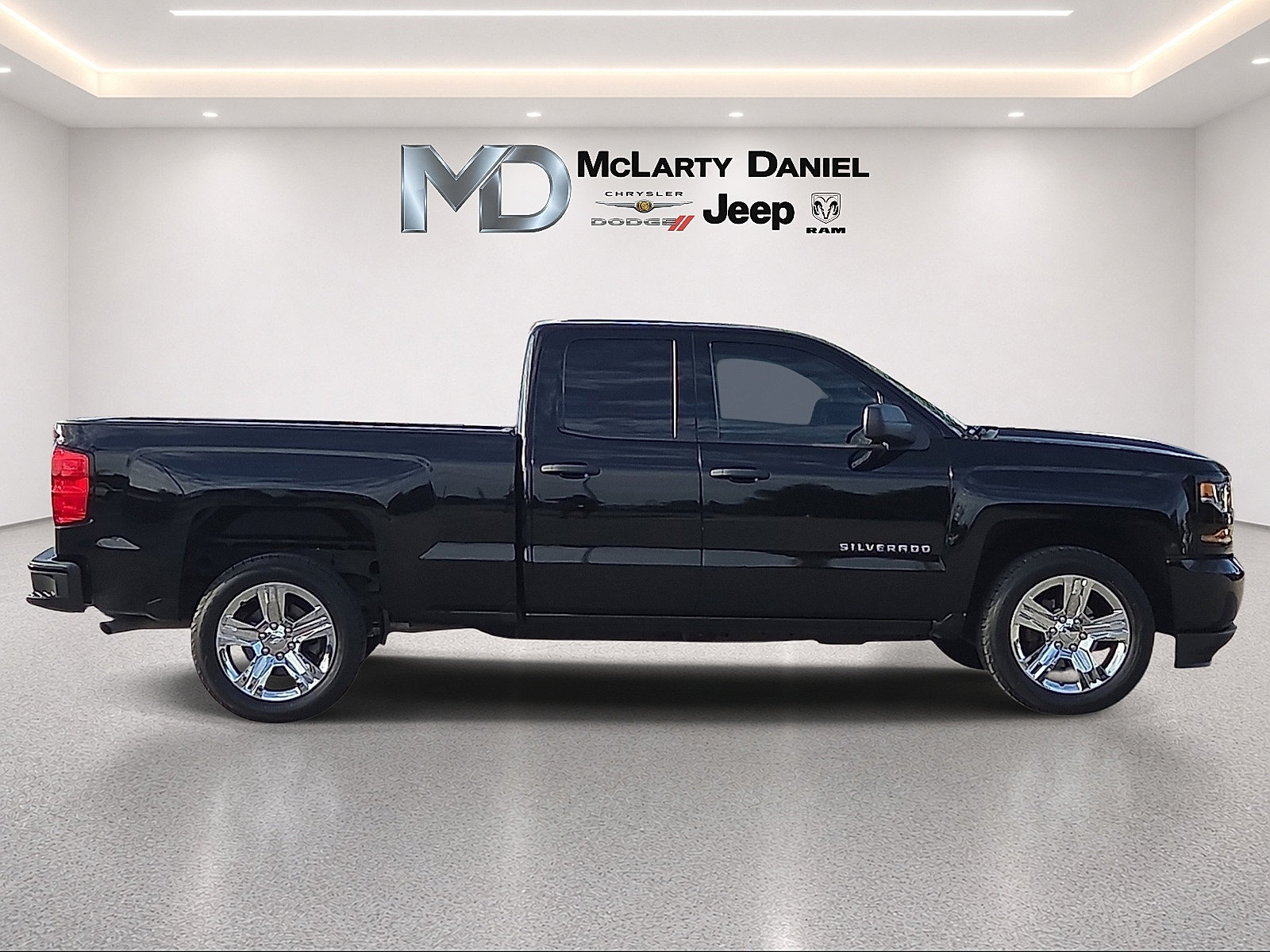 Used 2019 Chevrolet Silverado 1500 Custom w/ Custom Convenience Package RWD image 6