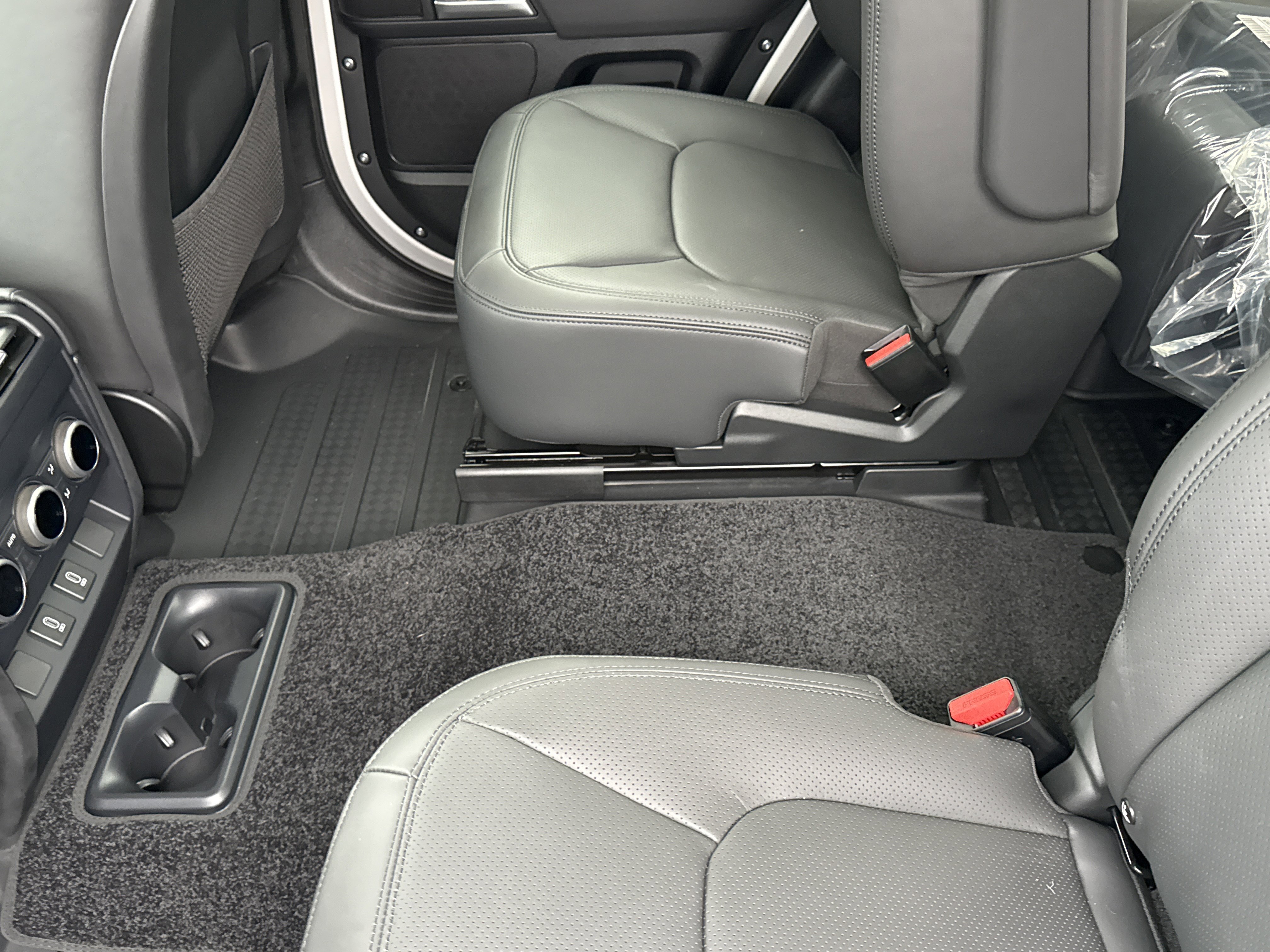 New 2026 Land Rover Defender 130 X-Dynamic SE image 8