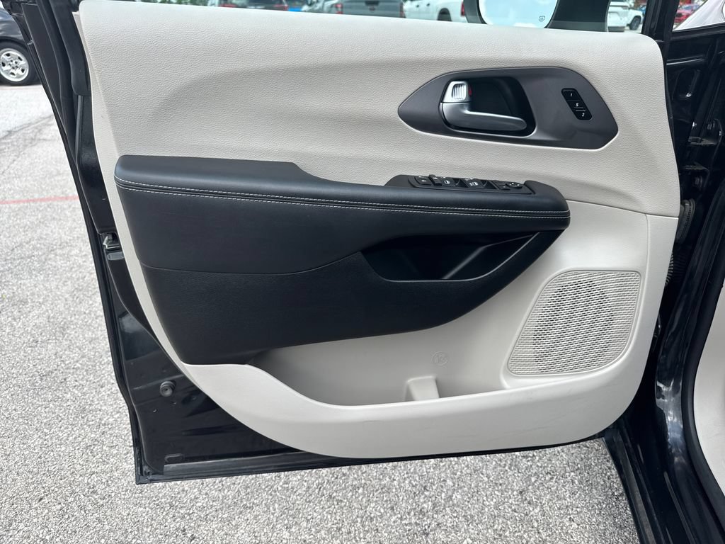 Certified 2023 Chrysler Pacifica Touring-L FWD image 16
