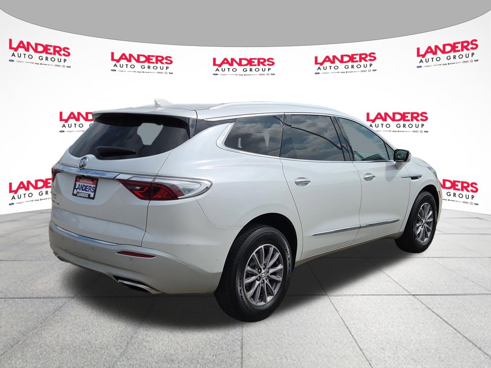 Used 2023 Buick Enclave Essence image 3