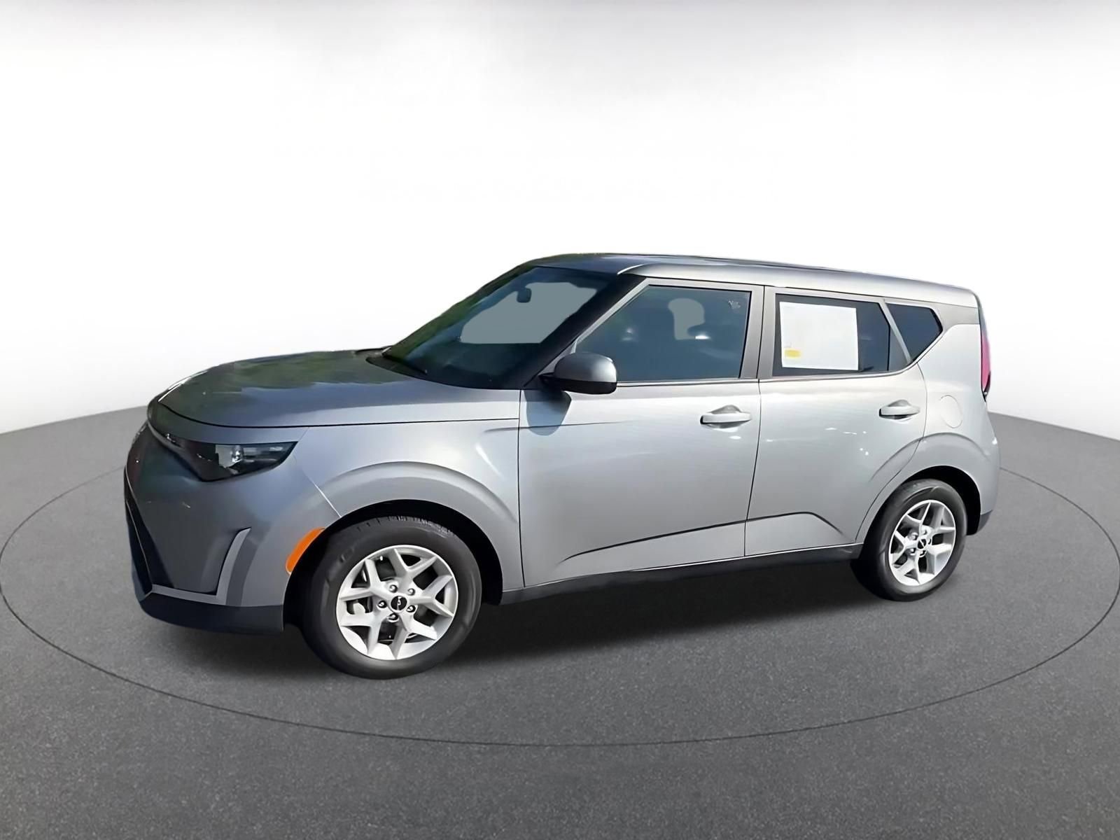 Used 2025 Kia Soul LX w/ LX Technology Package FWD image 8
