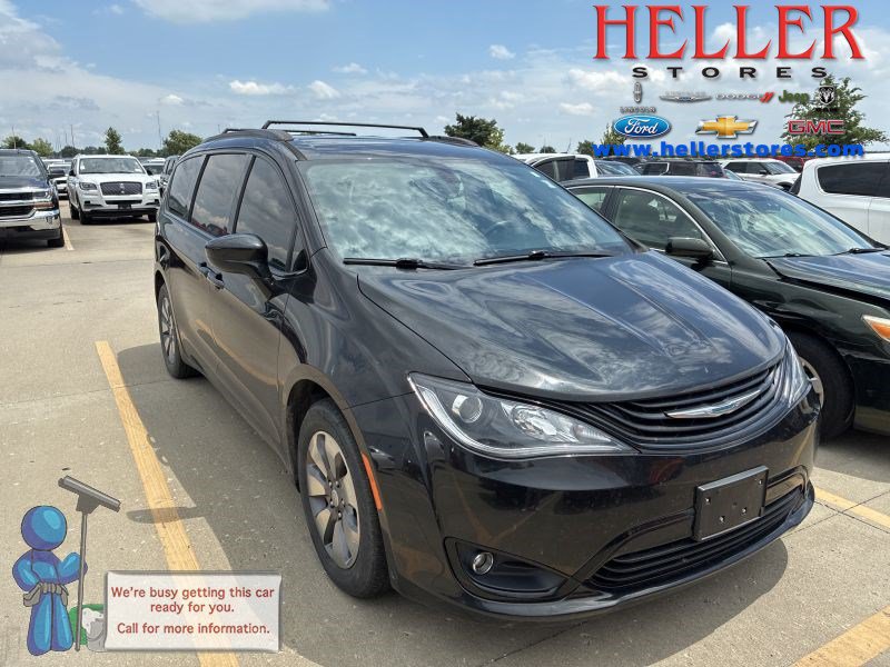 Used 2018 Chrysler Pacifica Touring-L FWD image 1