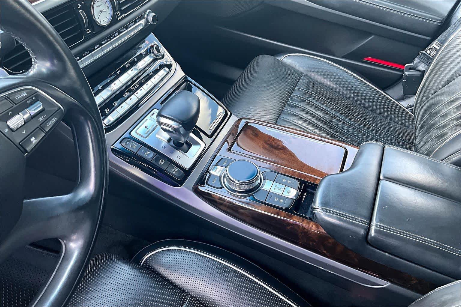 Used 2018 Genesis G90 3.3T Premium RWD image 17