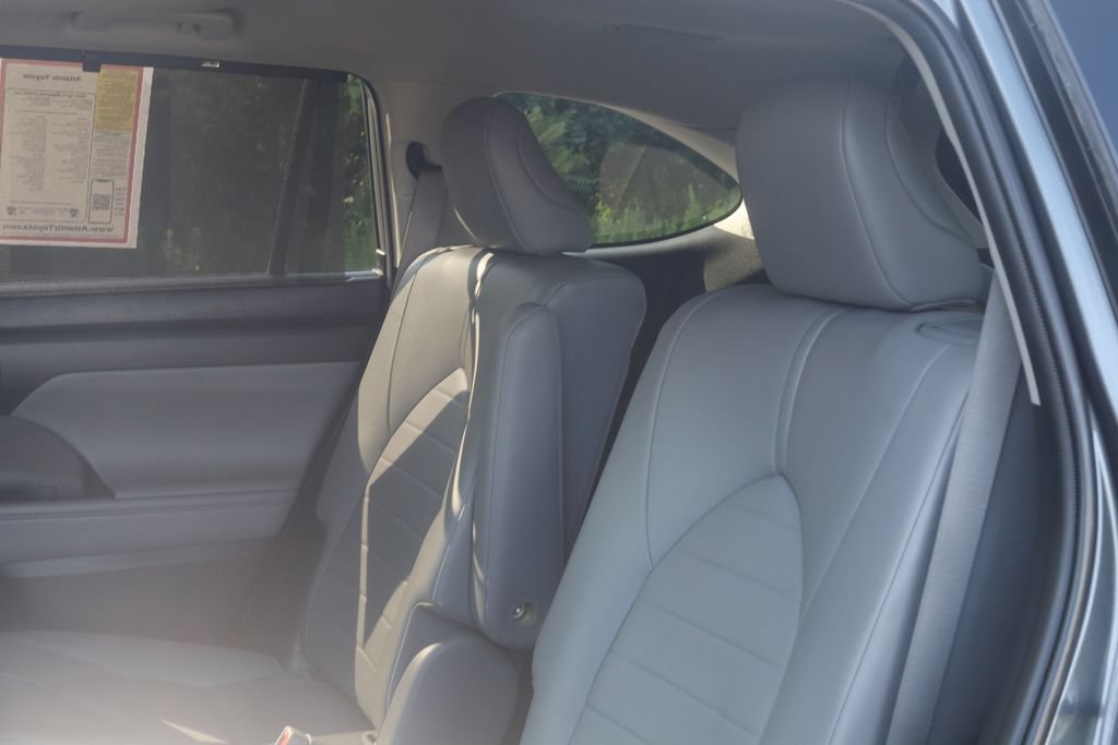 Used 2020 Toyota Highlander XLE AWD/4WD image 32