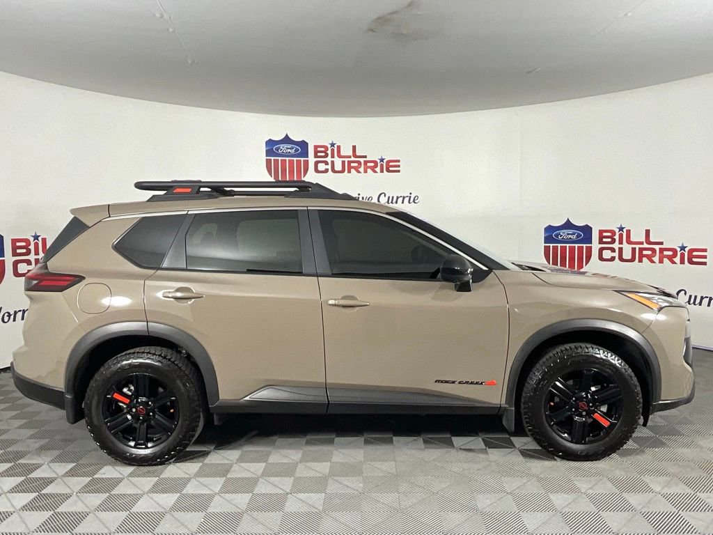 Used 2025 Nissan Rogue SV AWD/4WD image 2
