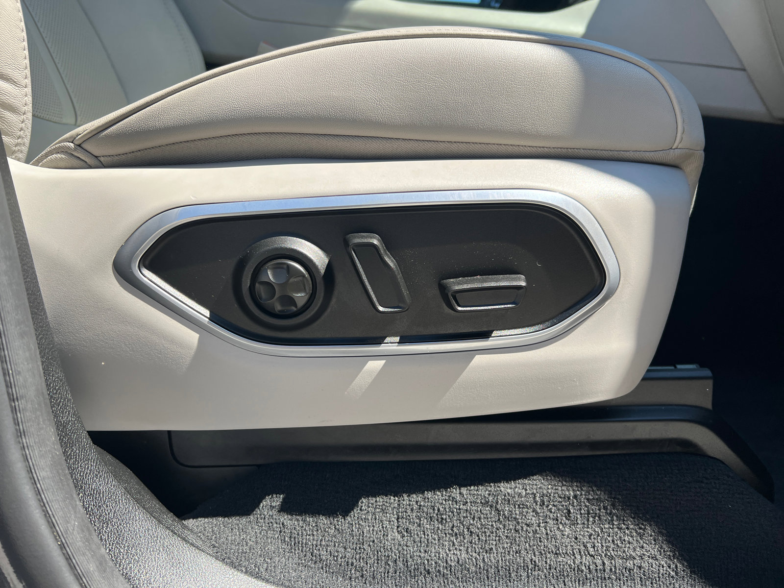 Used 2024 Jeep Wagoneer L Series III w/ Premium Group I image 16