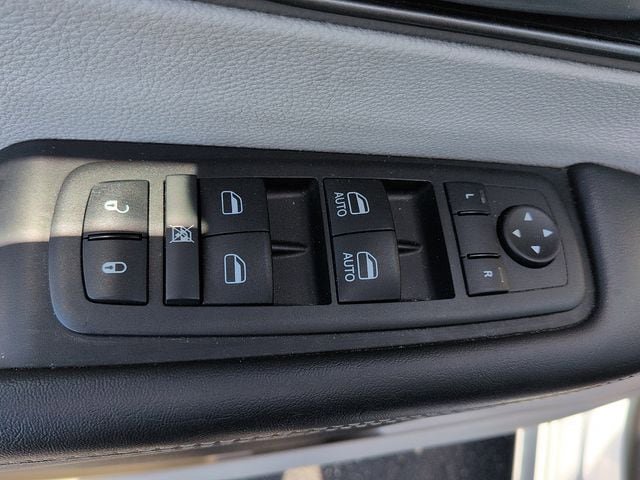 Used 2024 Chrysler Pacifica Touring-L image 15