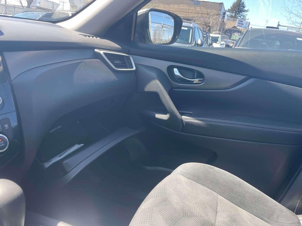 Used 2015 Nissan Rogue SV w/ SV Moonroof Package image 35