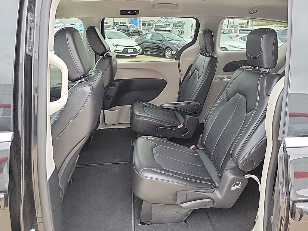 Used 2024 Chrysler Pacifica Touring-L FWD image 10