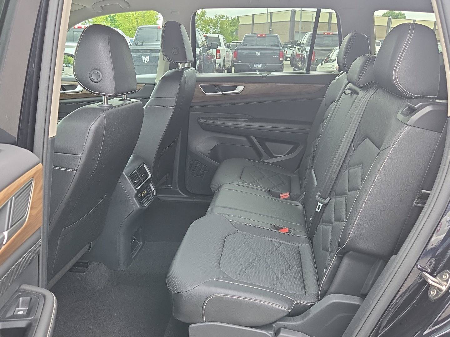 Used 2025 Volkswagen Atlas SE AWD/4WD image 15
