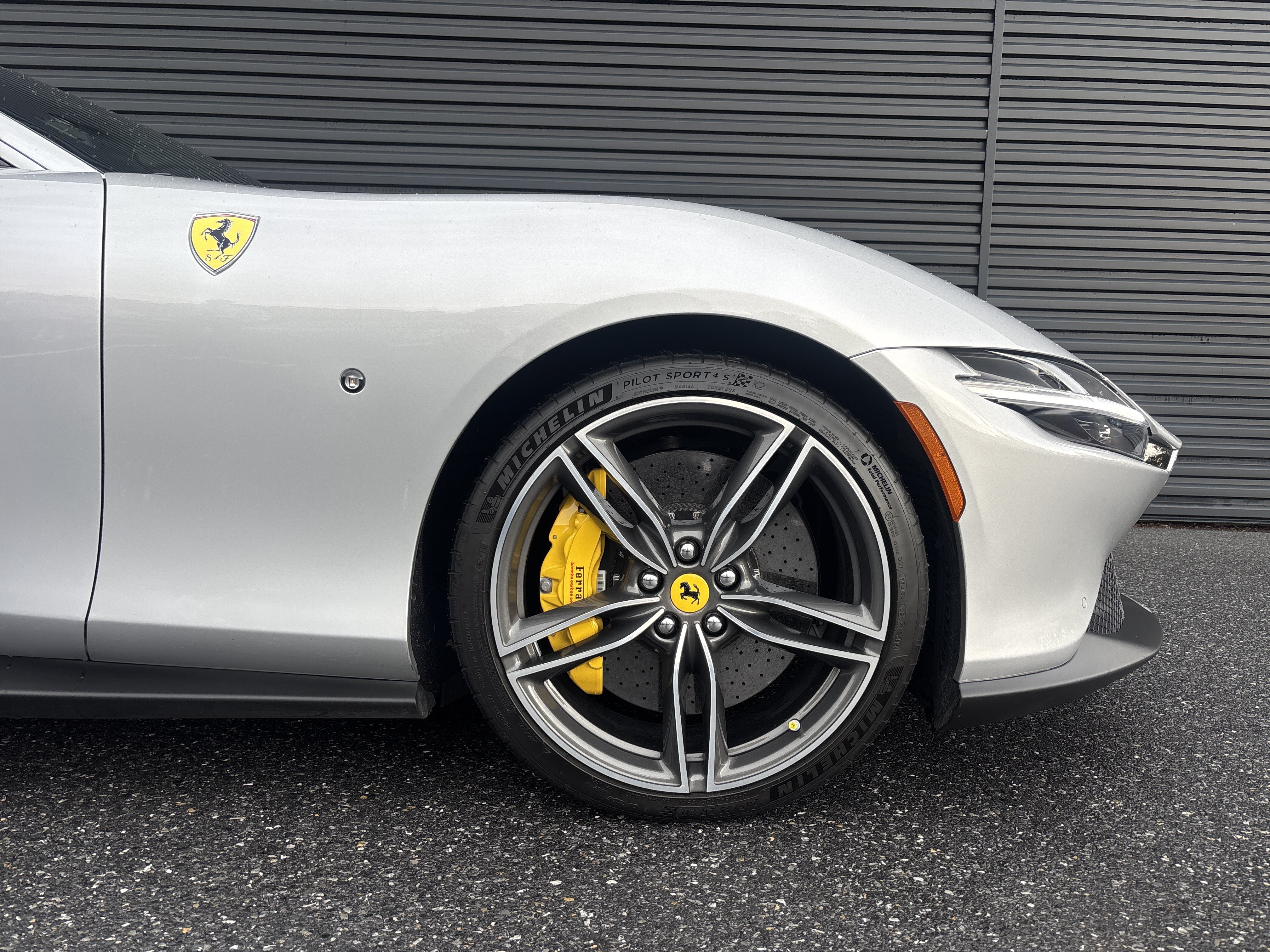Used 2022 Ferrari Roma RWD image 9