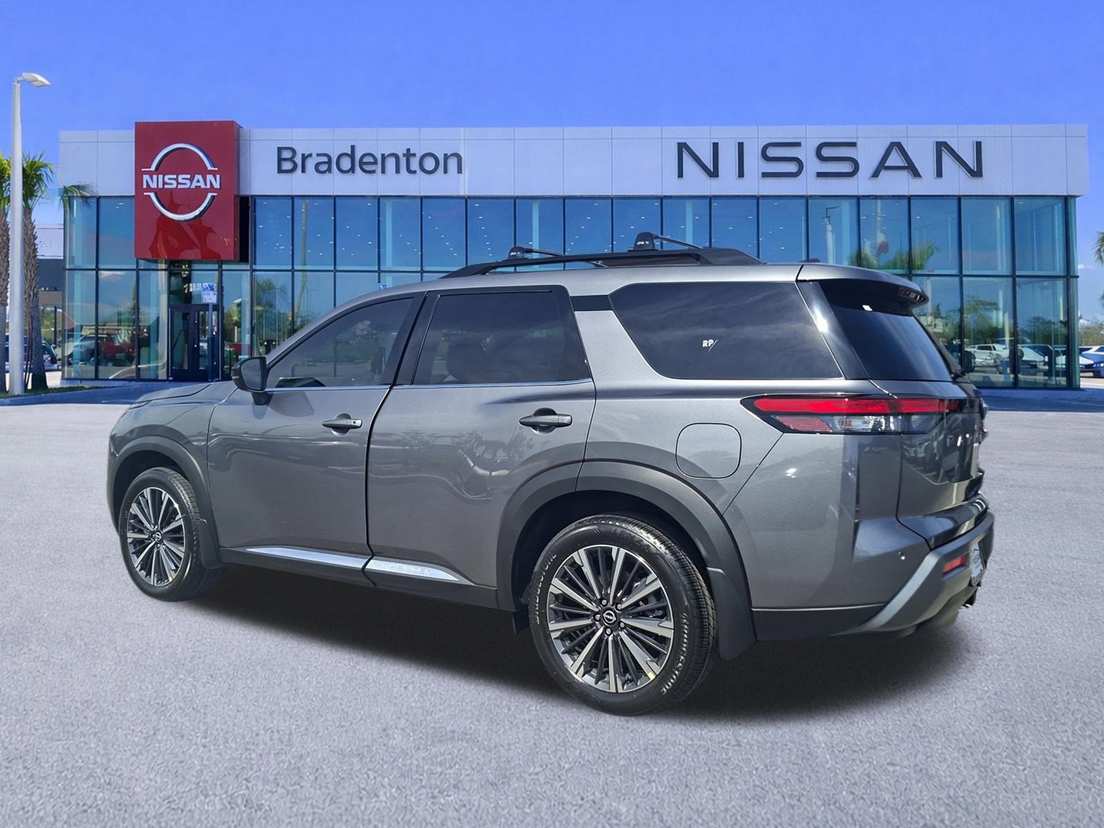 New 2026 Nissan Pathfinder Platinum FWD image 4