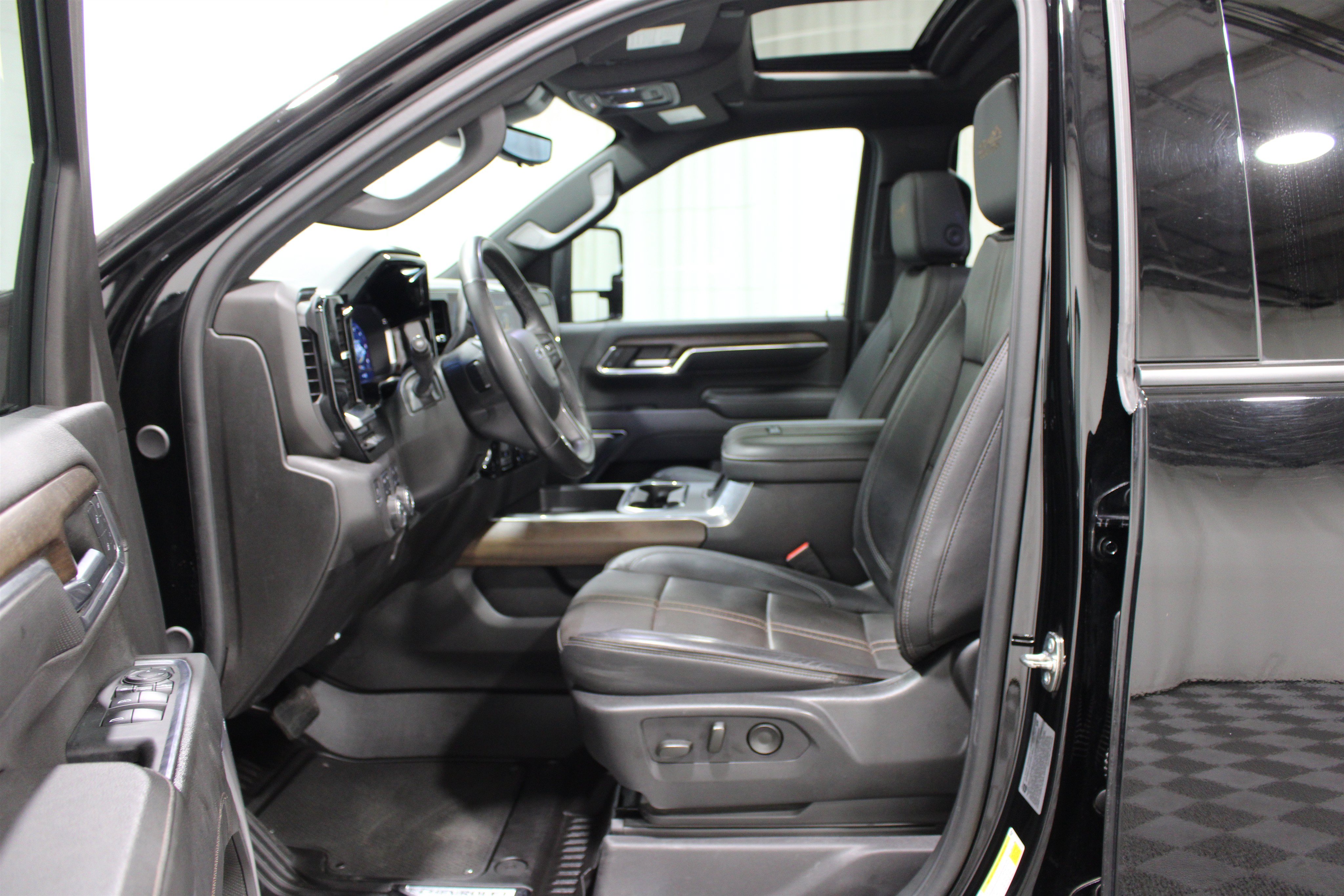 Used 2024 Chevrolet Silverado 2500 High Country w/ High Country Premium Package AWD/4WD image 3