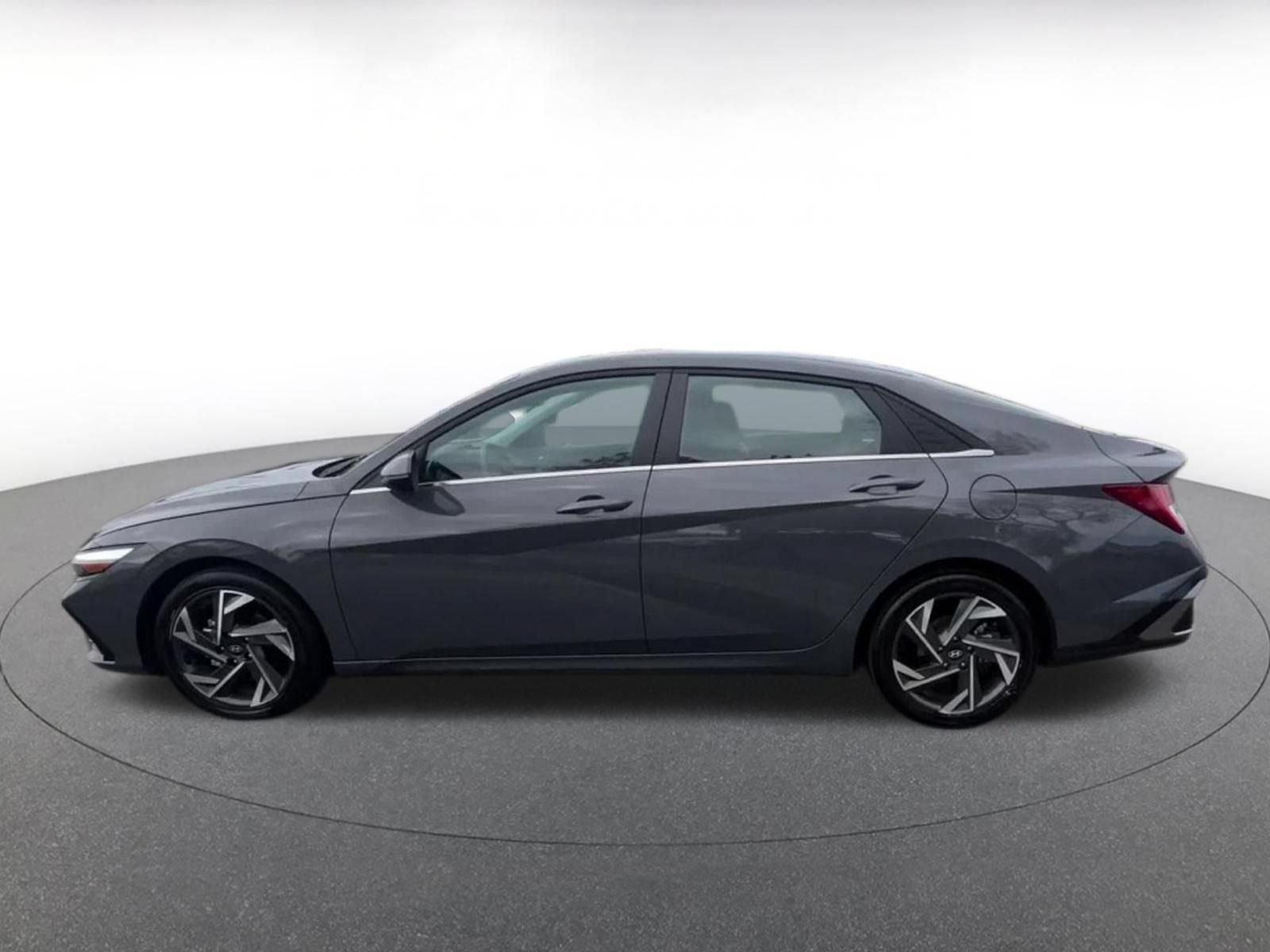 Used 2025 Hyundai Elantra Limited FWD image 9