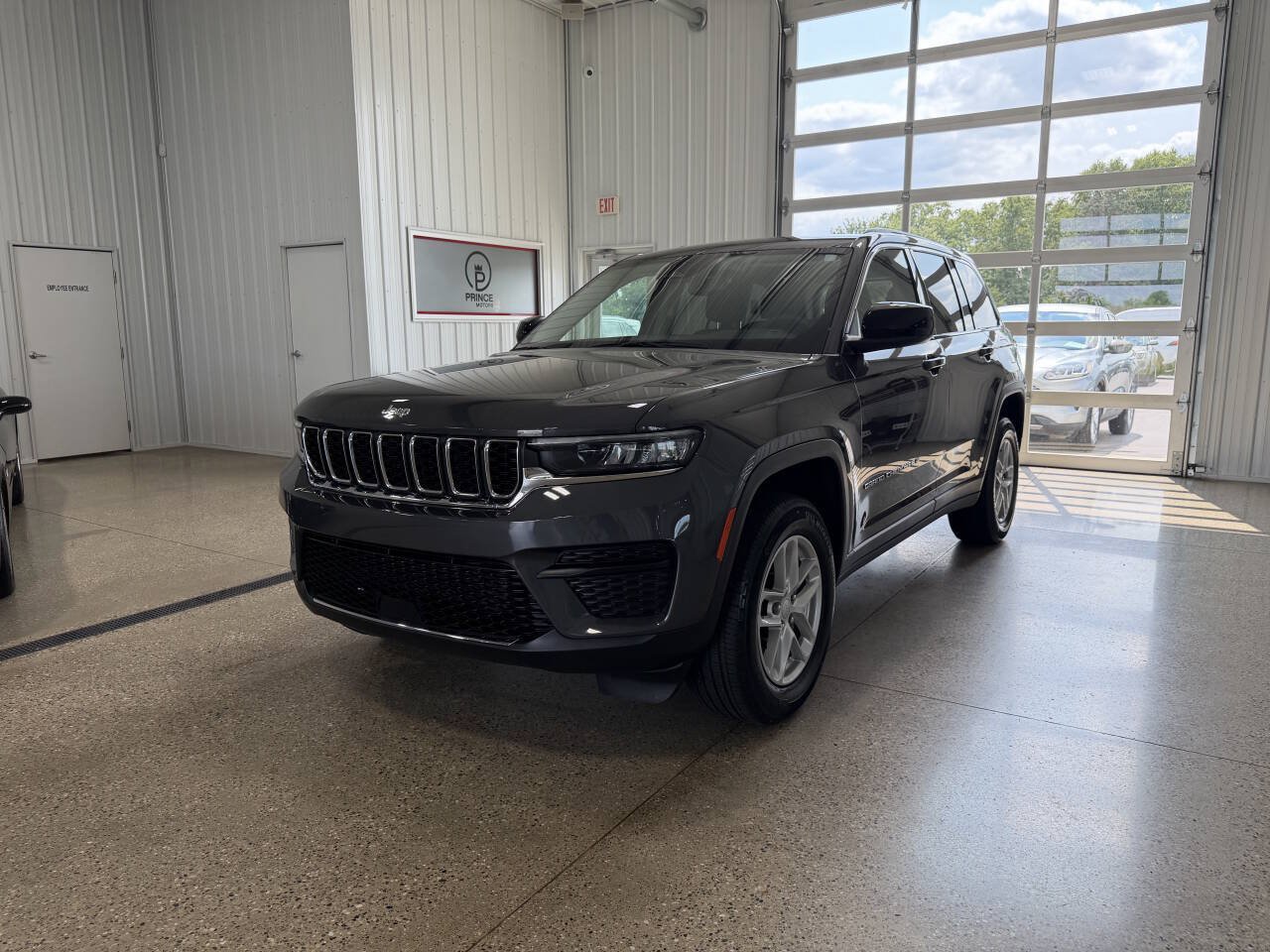 Used 2023 Jeep Grand Cherokee Laredo w/ Luxury Tech Group I AWD/4WD image 2