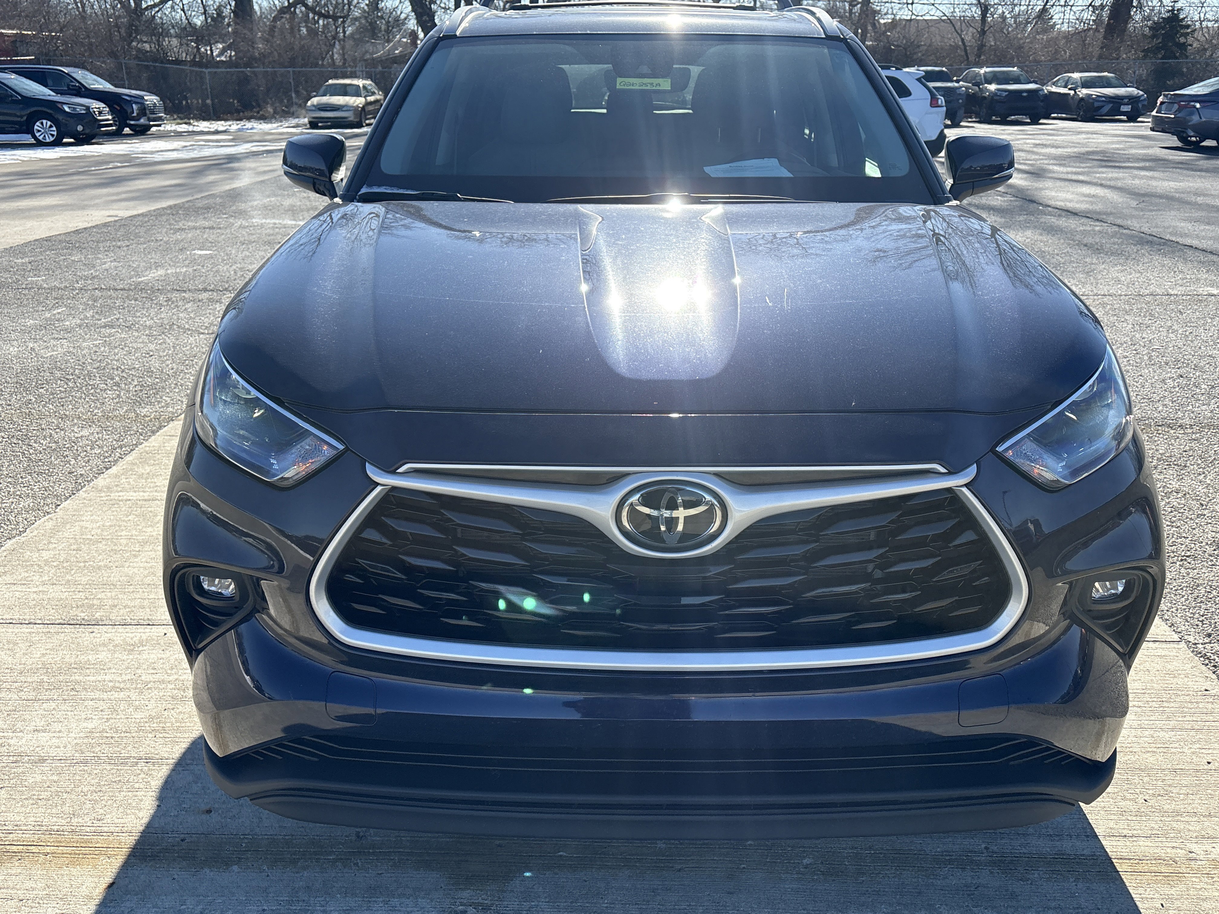 Used 2022 Toyota Highlander XLE image 2