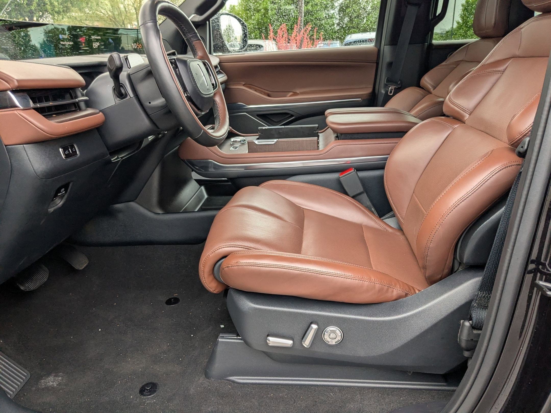 Used 2025 Lincoln Navigator Reserve image 9