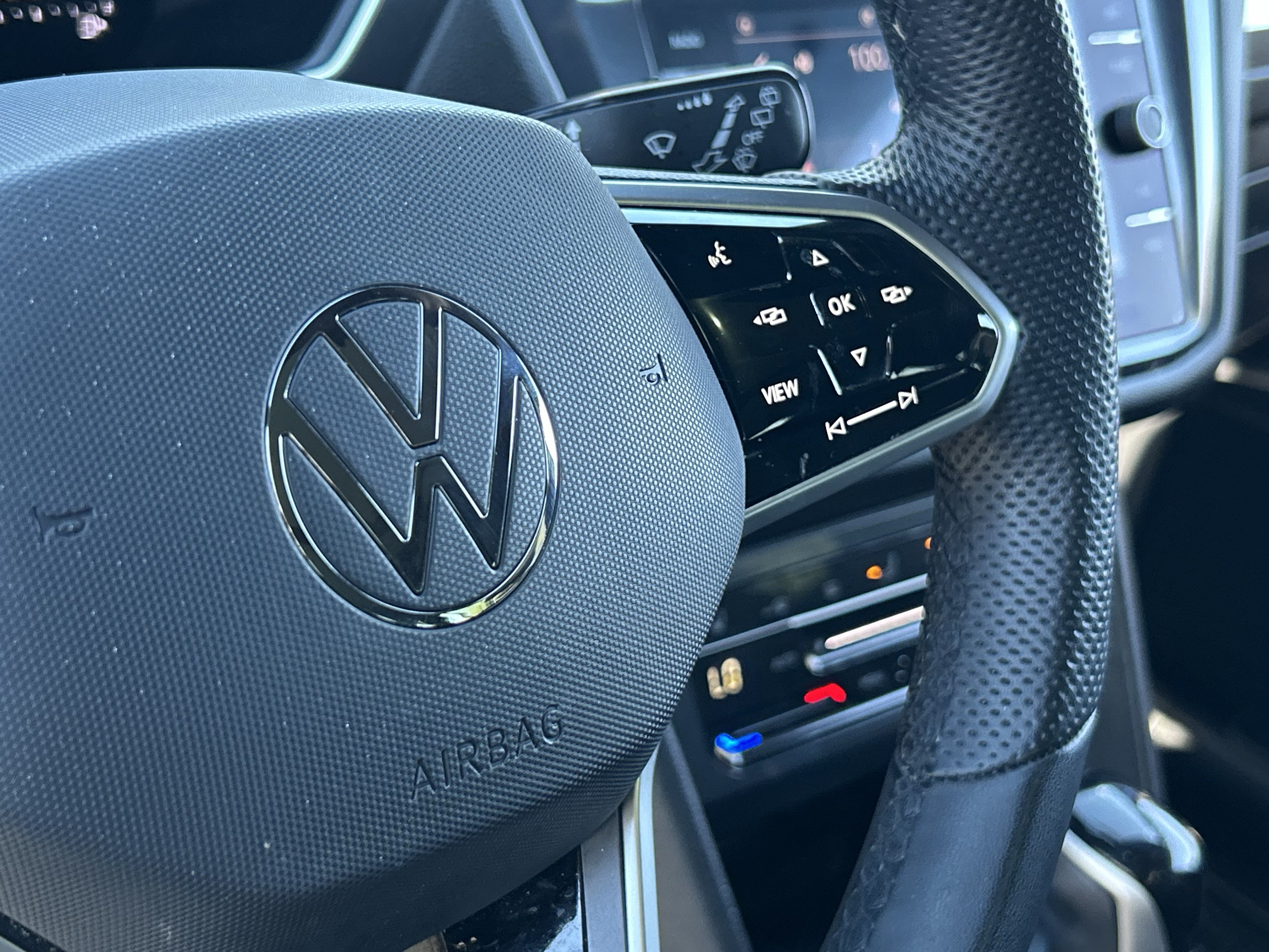 Used 2024 Volkswagen Tiguan SE R-Line FWD image 30