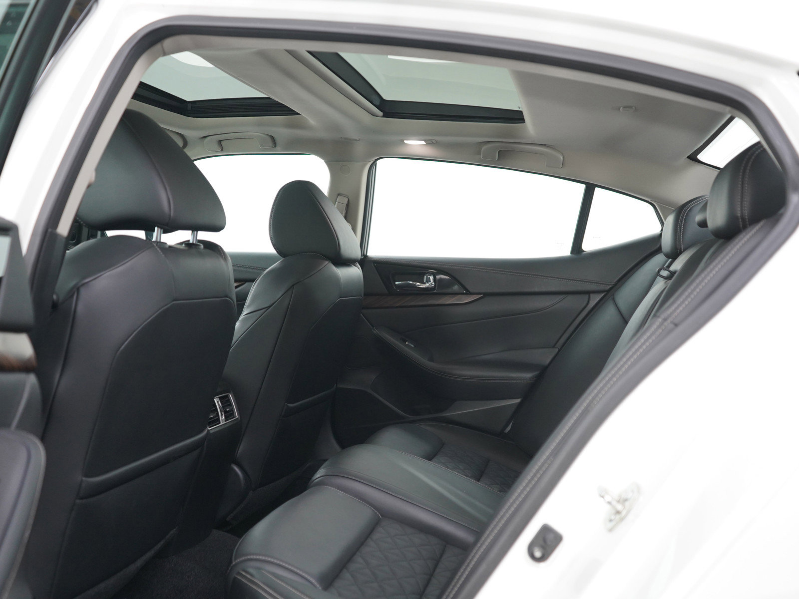 Used 2017 Nissan Maxima Platinum FWD image 16