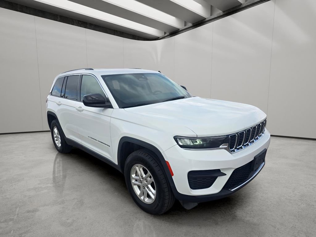 Used 2024 Jeep Grand Cherokee Laredo image 7