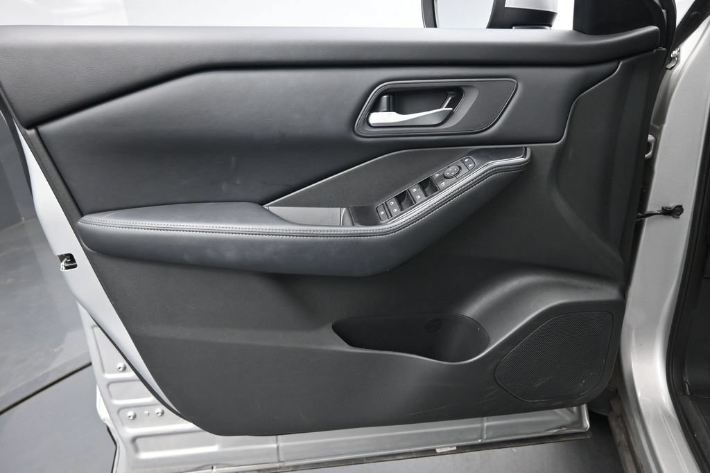 Used 2024 Nissan Rogue SV FWD image 23