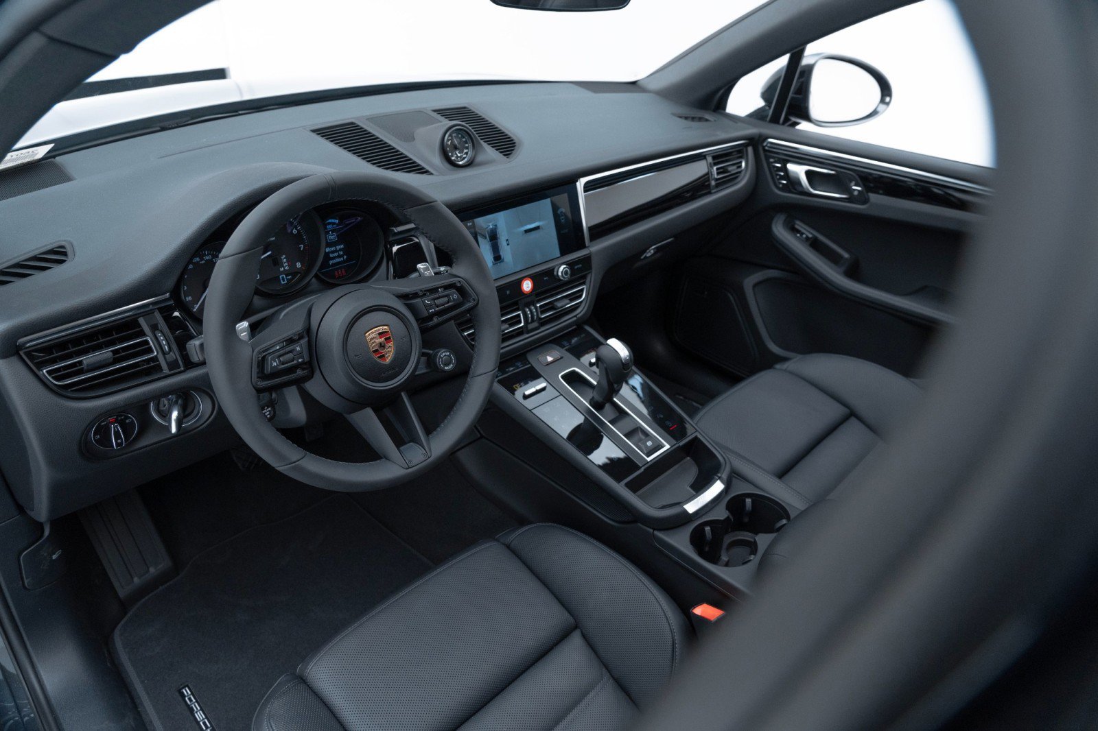 Certified 2025 Porsche Macan AWD/4WD image 4