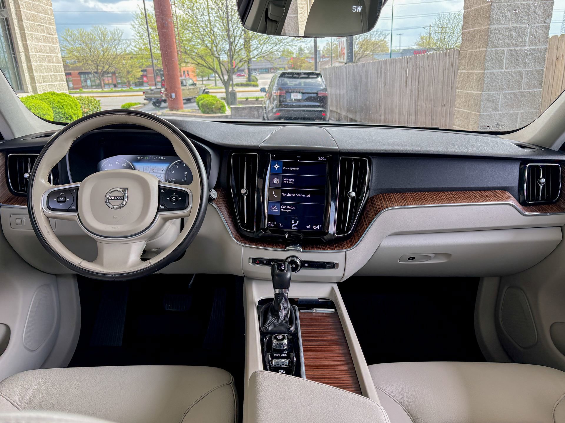 Used 2021 Volvo XC60 T5 Momentum w/ Advanced Package image 21