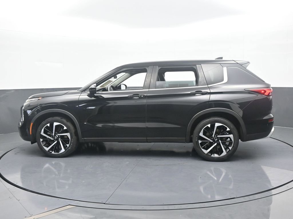 Used 2022 Mitsubishi Outlander SE image 3