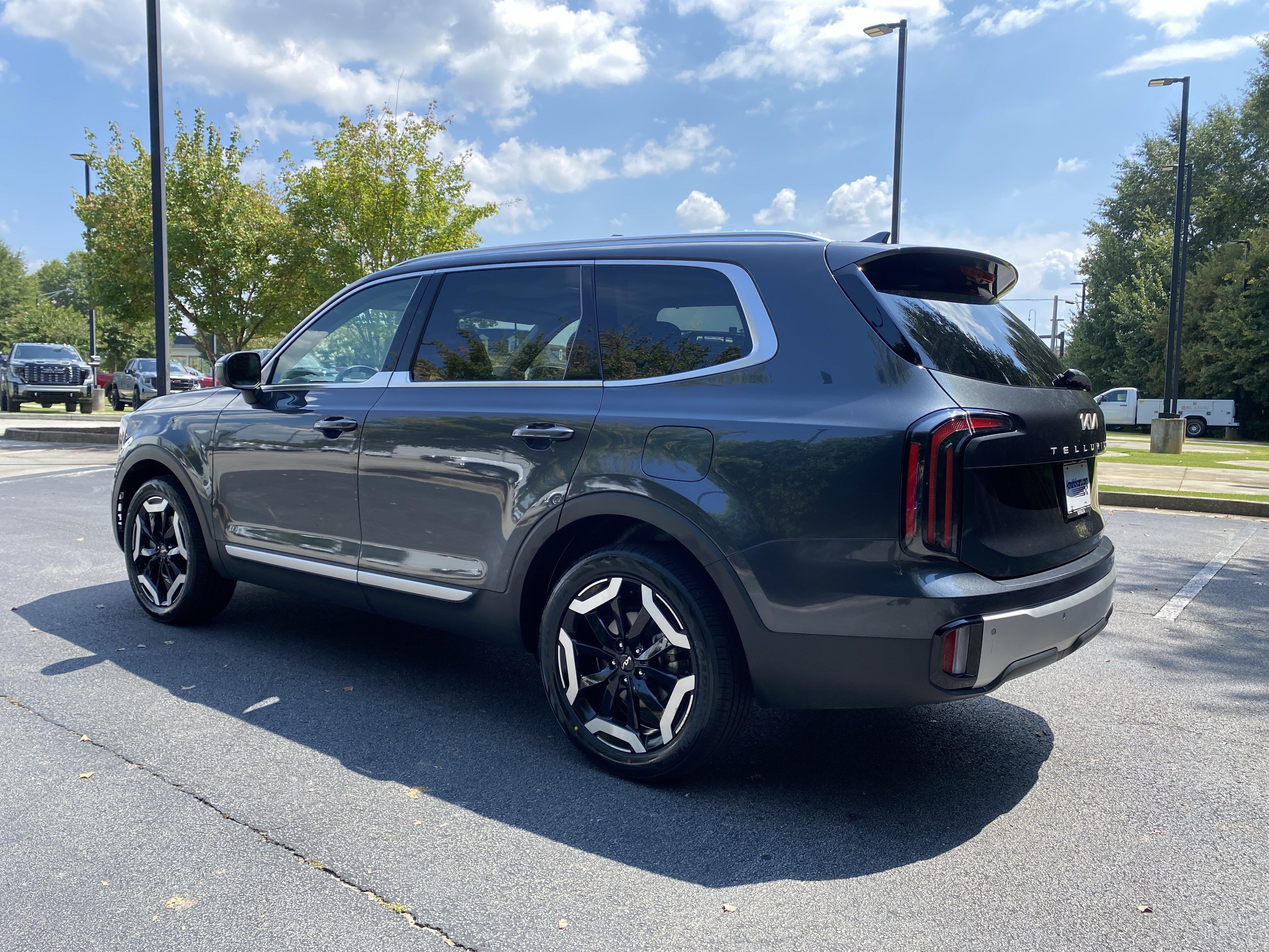 Used 2024 Kia Telluride EX w/ EX Captain's Chair Package FWD image 7