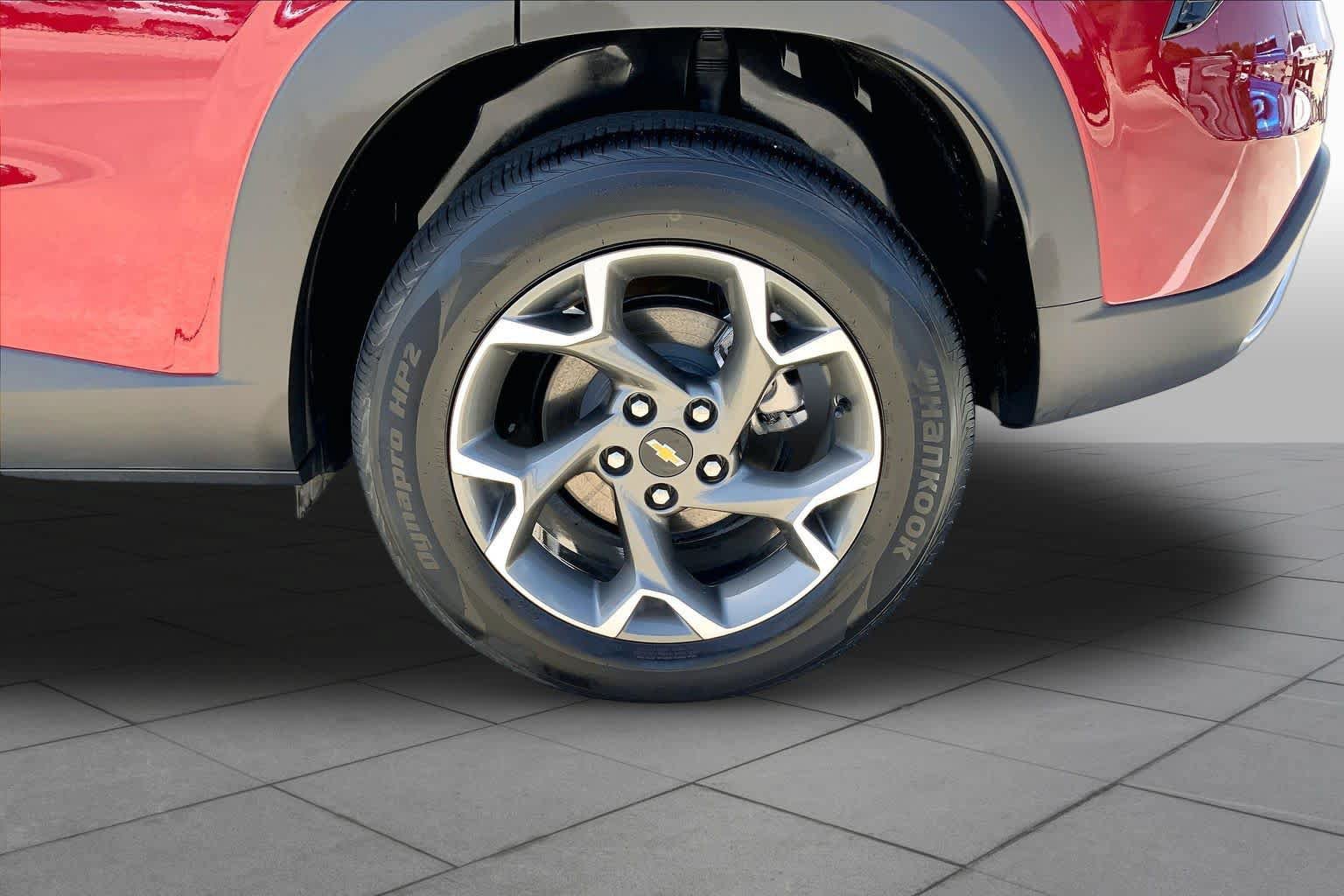 Used 2025 Chevrolet Trax LT FWD image 11