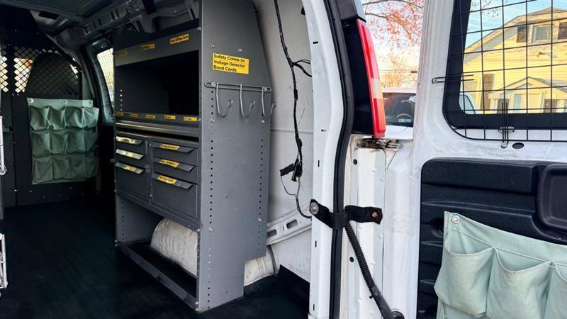 Used 2011 Chevrolet Express 2500 RWD image 30