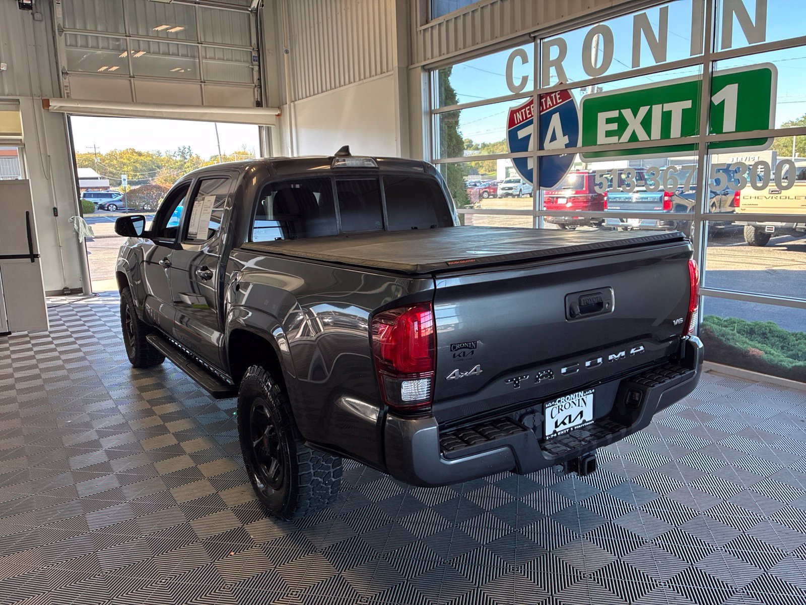 Used 2018 Toyota Tacoma SR w/ SR Convenience Package AWD/4WD image 4