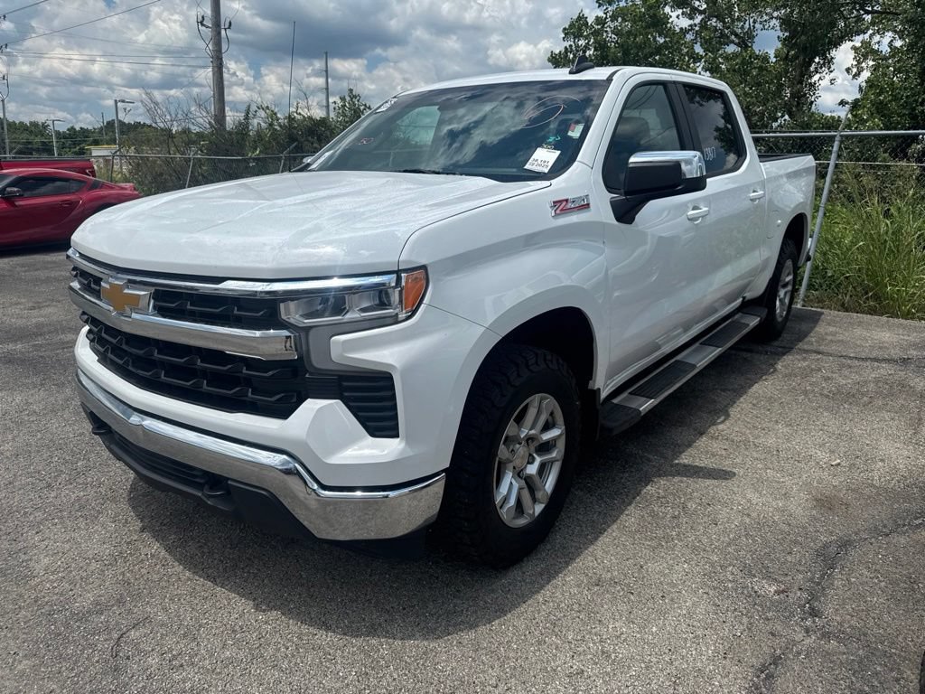 Used 2025 Chevrolet Silverado 1500 LT AWD/4WD image 3