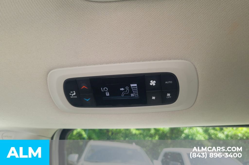 Used 2023 Chrysler Pacifica Touring-L image 22