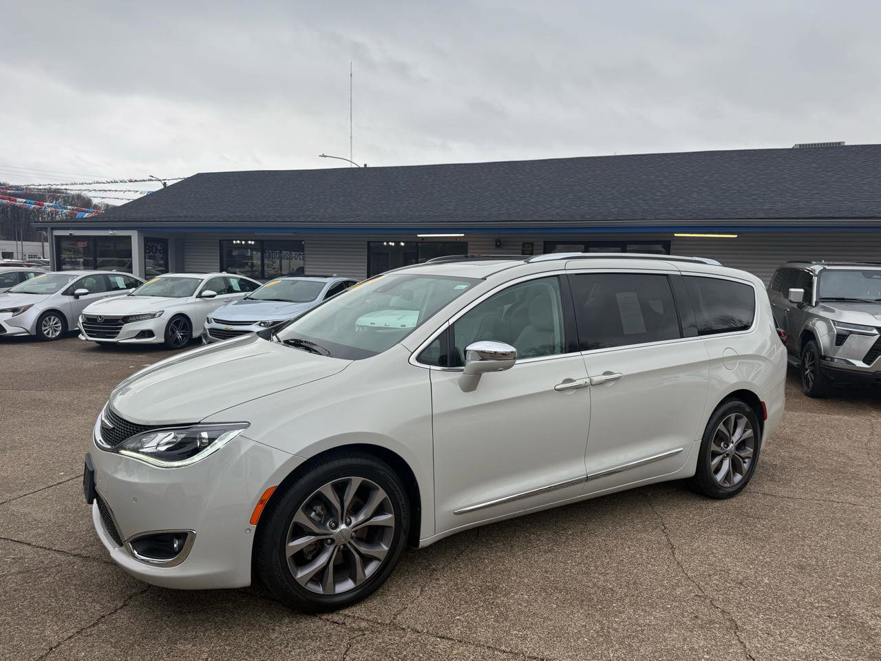 Used 2020 Chrysler Pacifica Limited w/ Tire & Wheel Group image 3